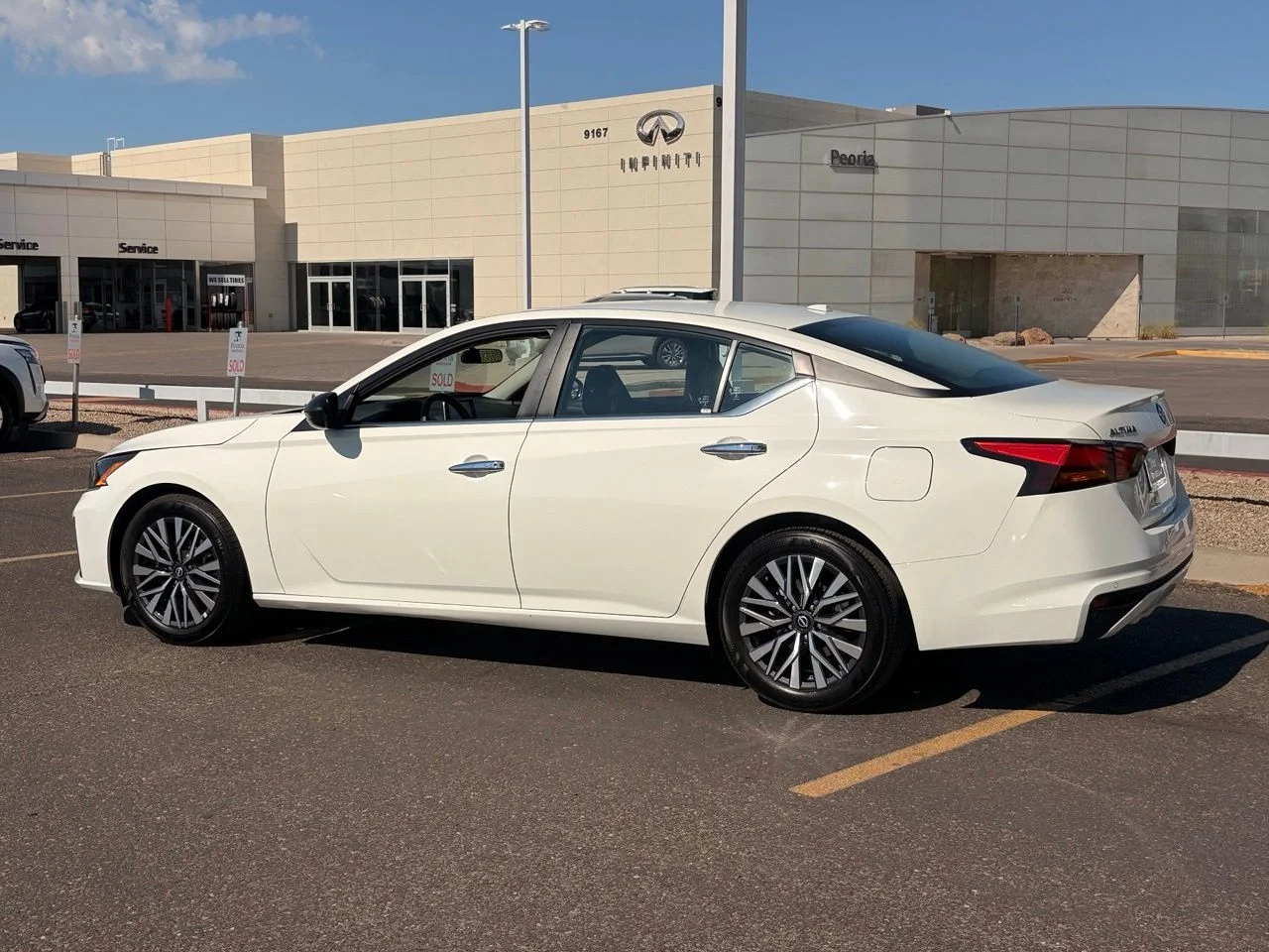 Used 2025 Glacier White Nissan 2.5 SV image 3
