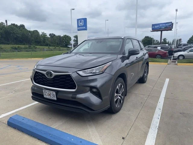 Used 2020 Gray Toyota XLE image 2