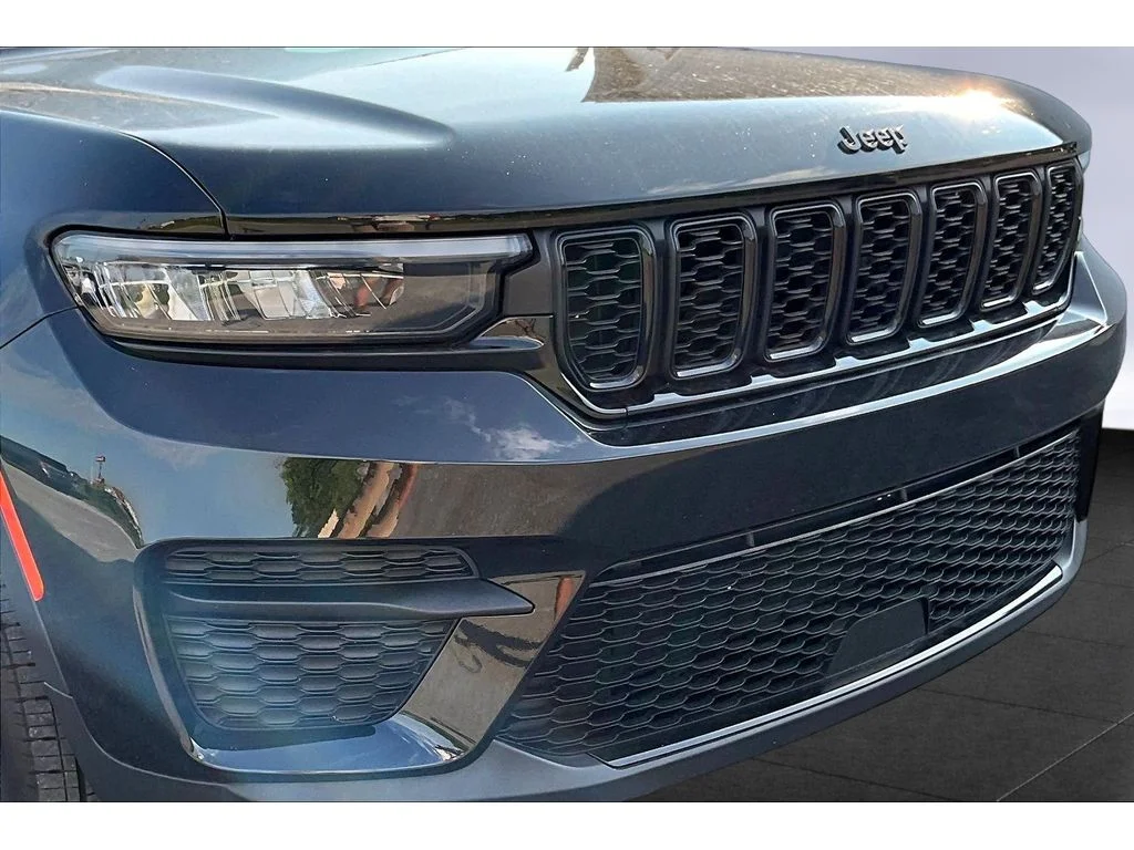 Used 2025  Jeep Altitude image 20