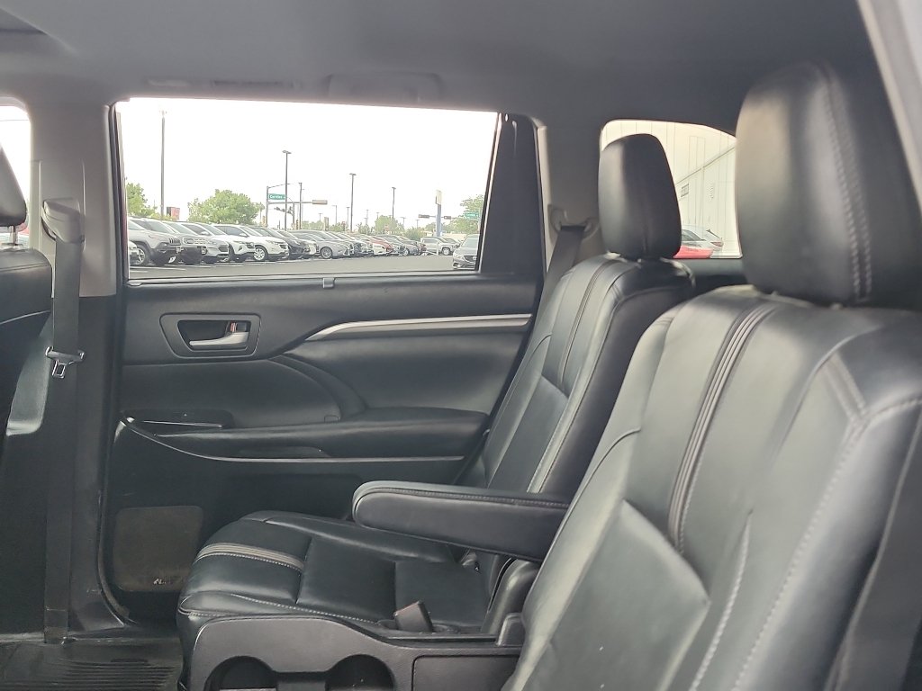 Used 2018 Blizzard Pearl Toyota SE image 12