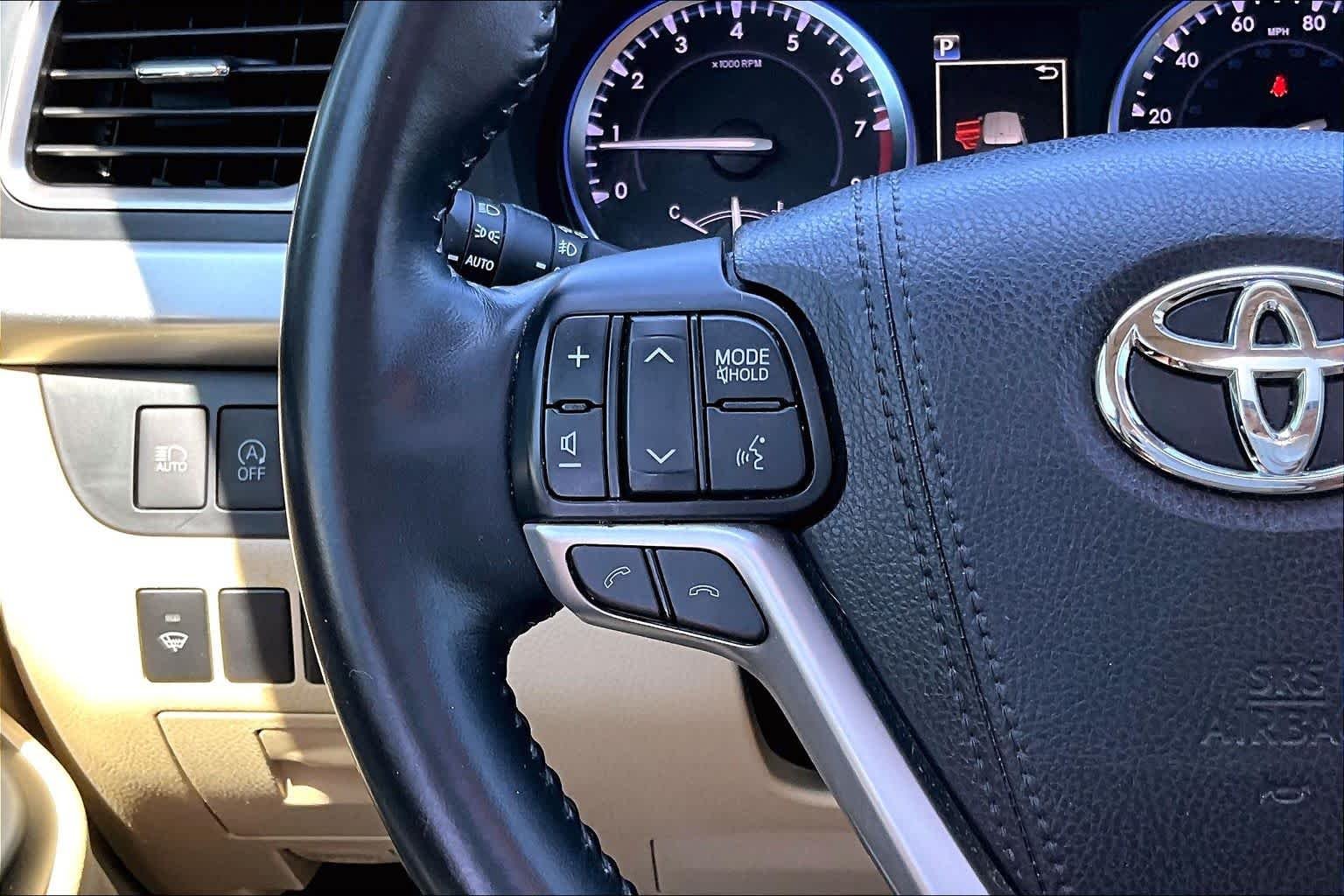 Used 2018 Predawn Gray Mica Toyota XLE image 24