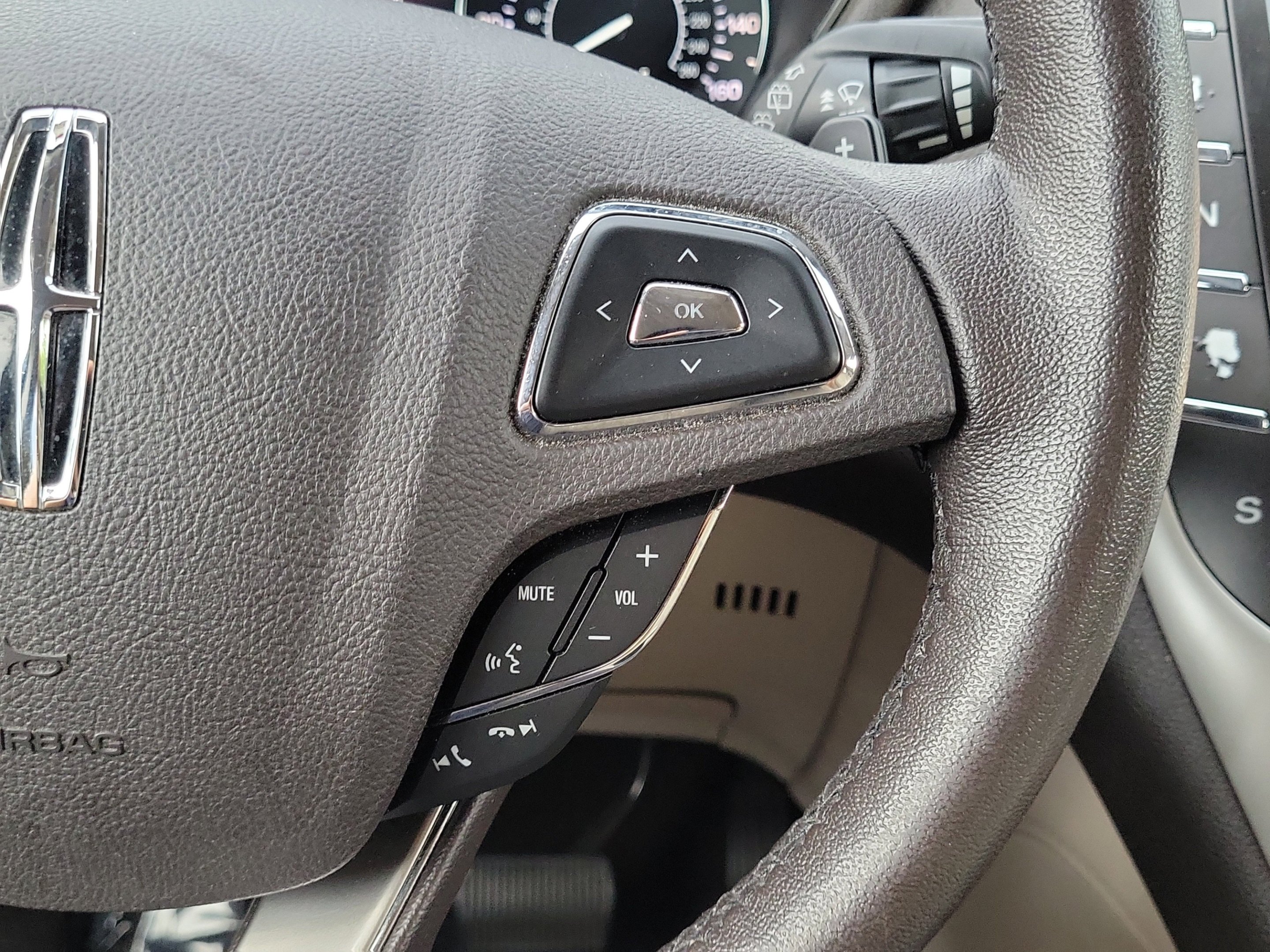 Used 2019 Sea Green Lincoln Standard image 32