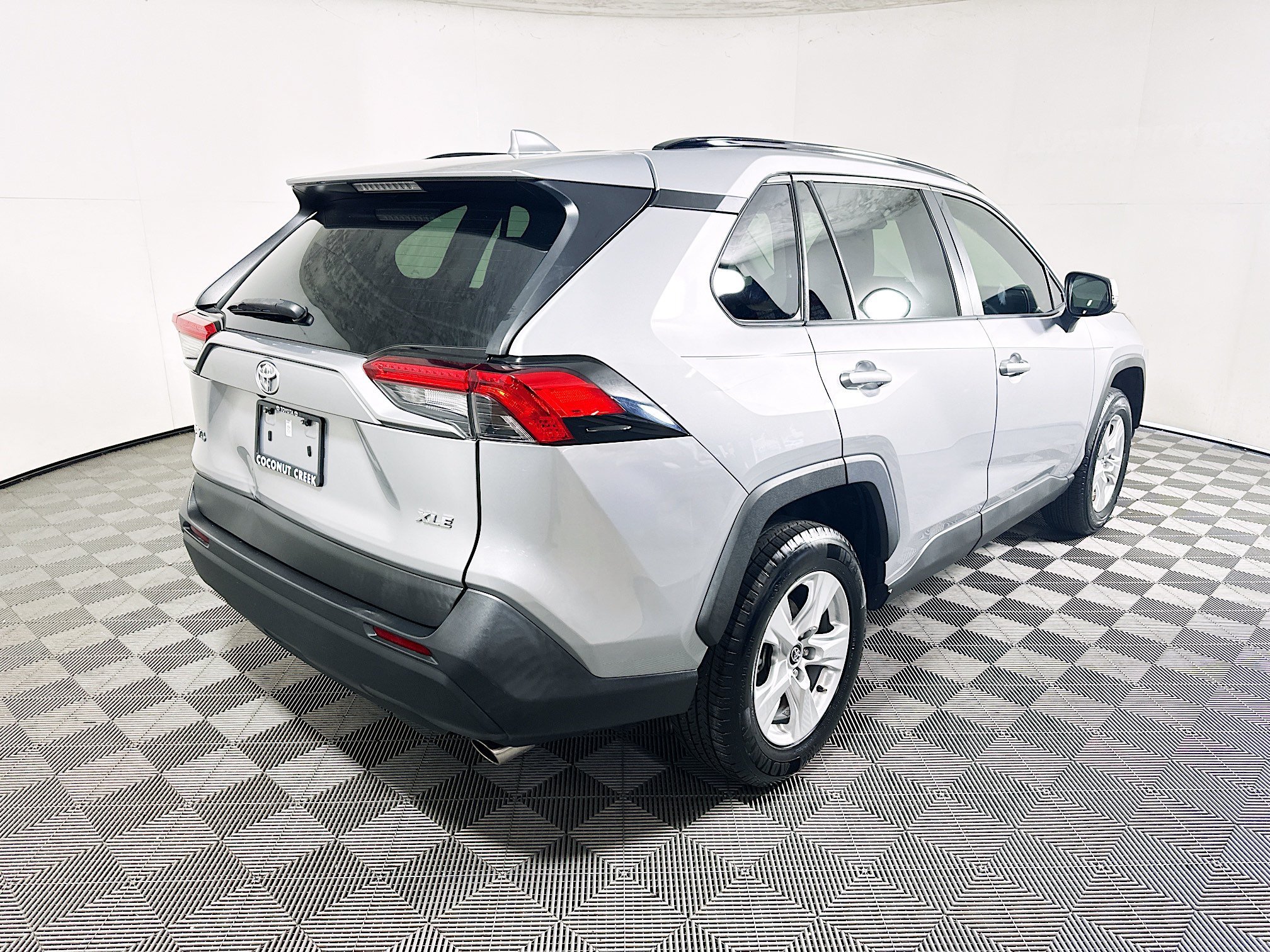 Used 2020 Silver Sky Metallic Toyota XLE image 3