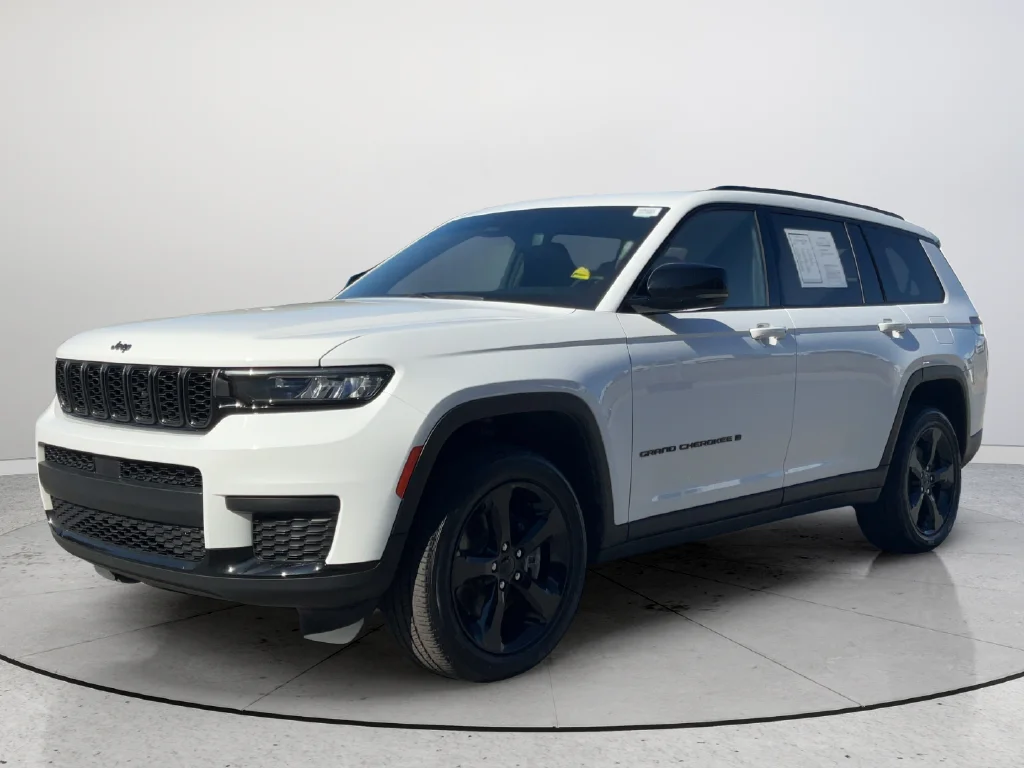Used 2023 White Jeep Altitude image 4