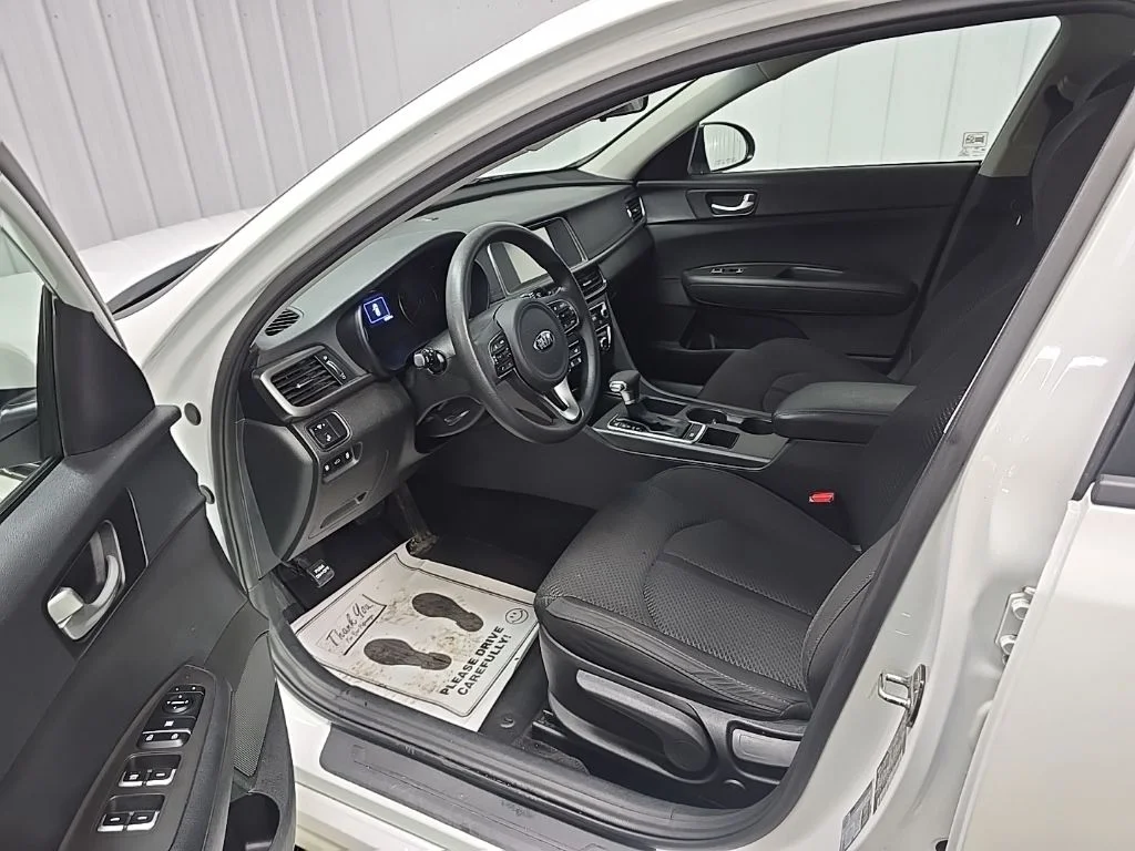 Used 2018 White Kia LX image 28