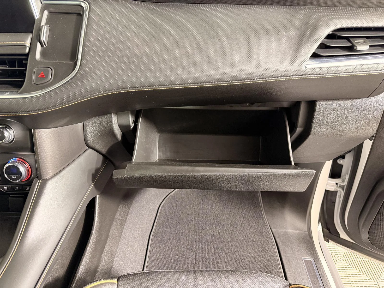 Used 2023 White Frost Tricoat GMC AT4 image 26