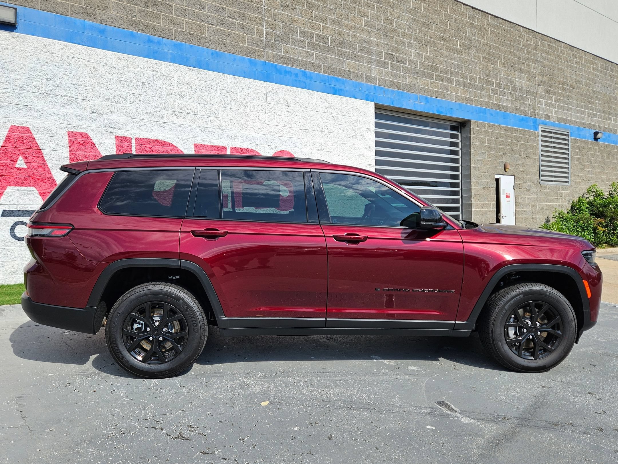 New 2026 Velvet Red Pearl-Coat Exterior Paint Jeep Laredo Altitude image 8
