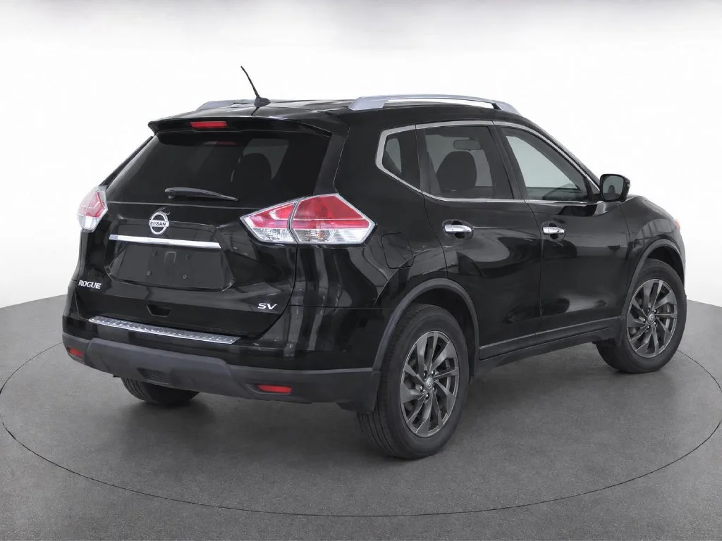 Used 2015 Black Nissan SL image 4