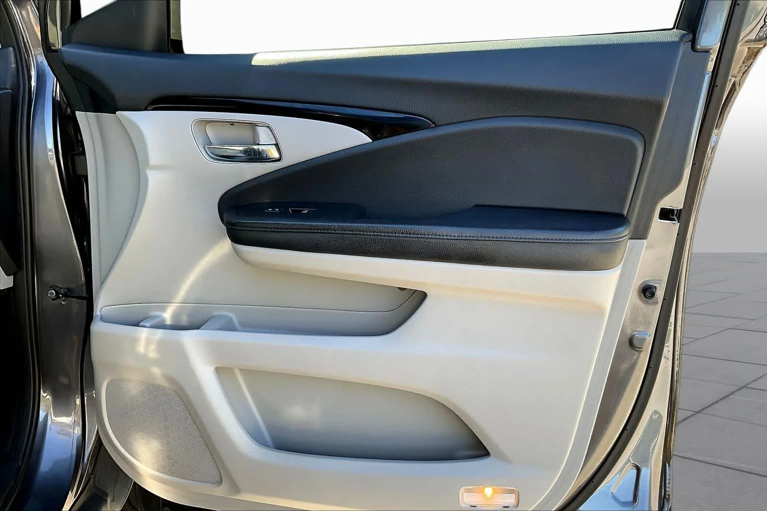 Used 2017 Lunar Silver Metallic Honda Touring image 22