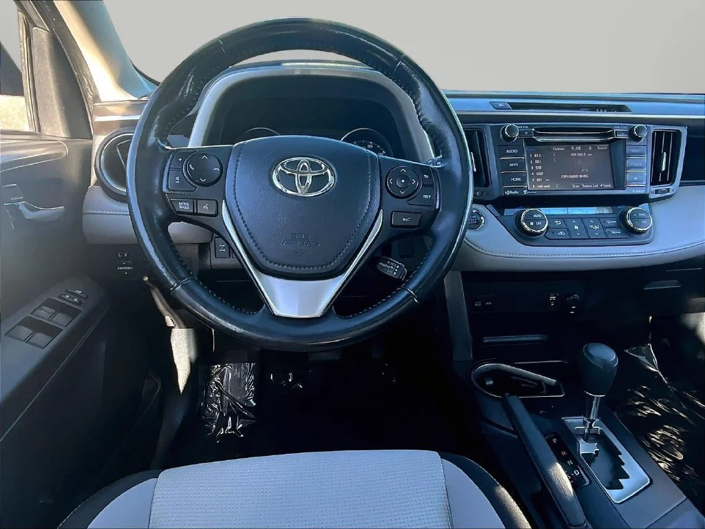 Used 2018 Silver Toyota XLE image 9