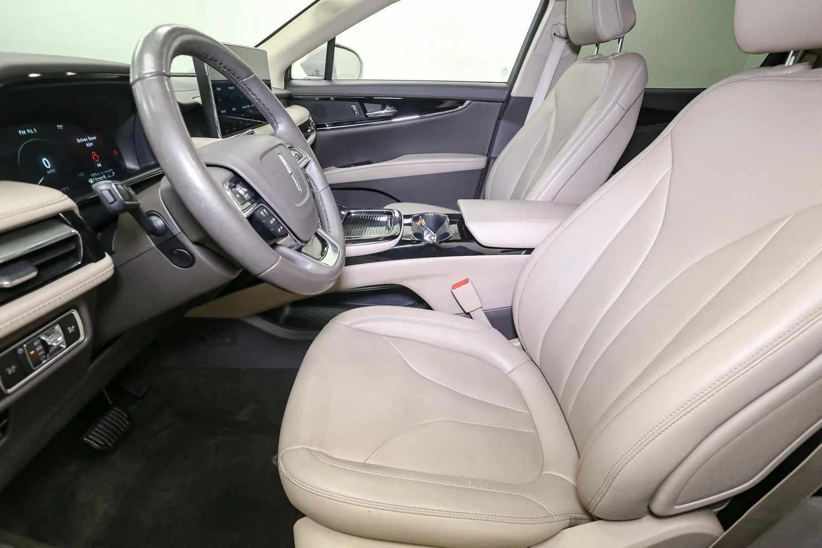 Used 2023 Ceramic Pearl Metallic Tinted Clearcoat Lincoln Standard image 41