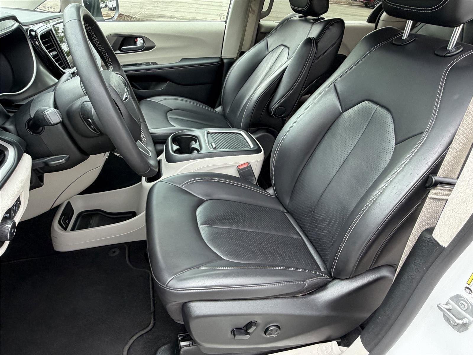 Used 2023 Bright White Clearcoat Chrysler Touring L image 29