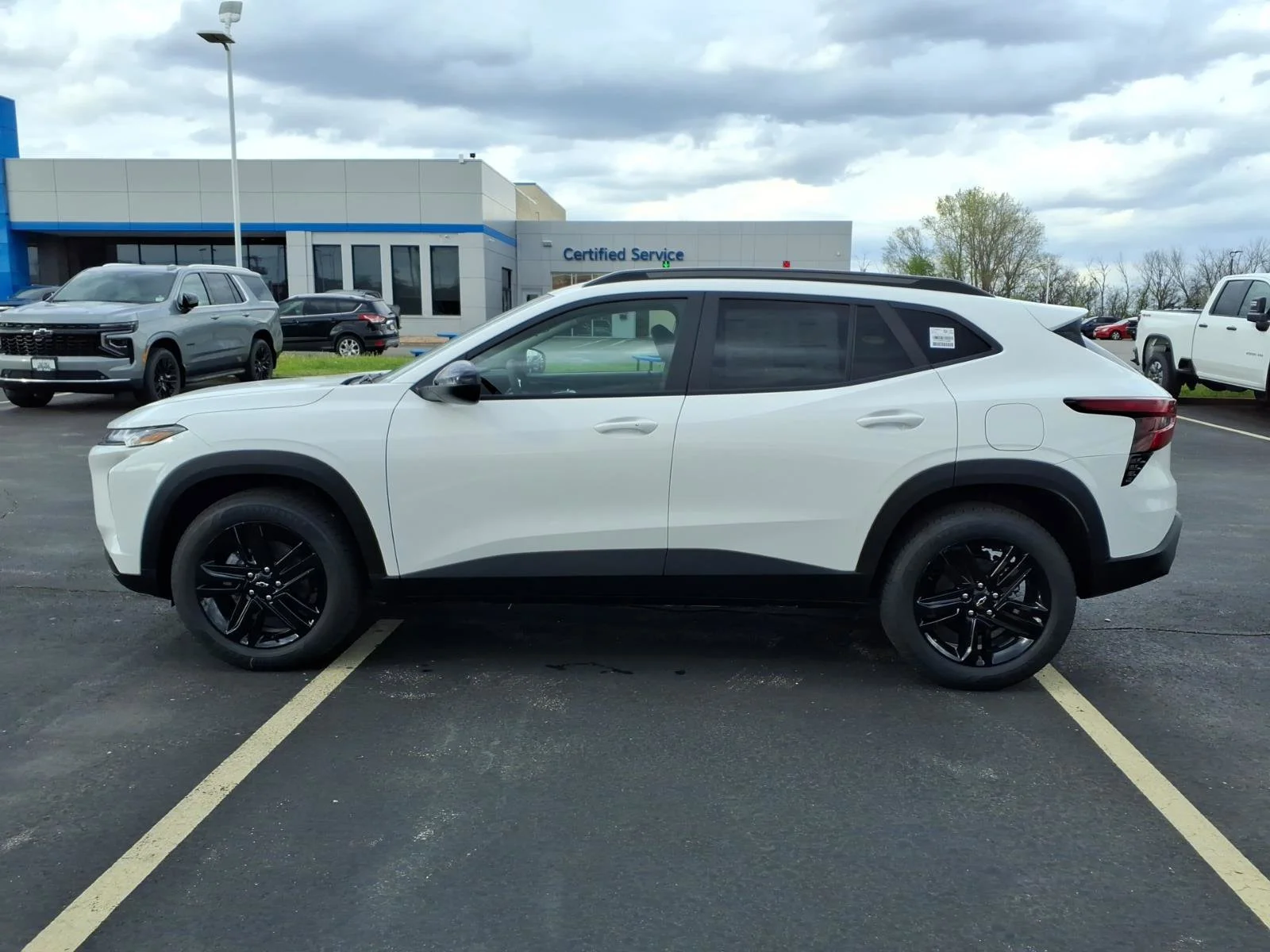 New 2026 Summit White Chevrolet ACTIV image 3