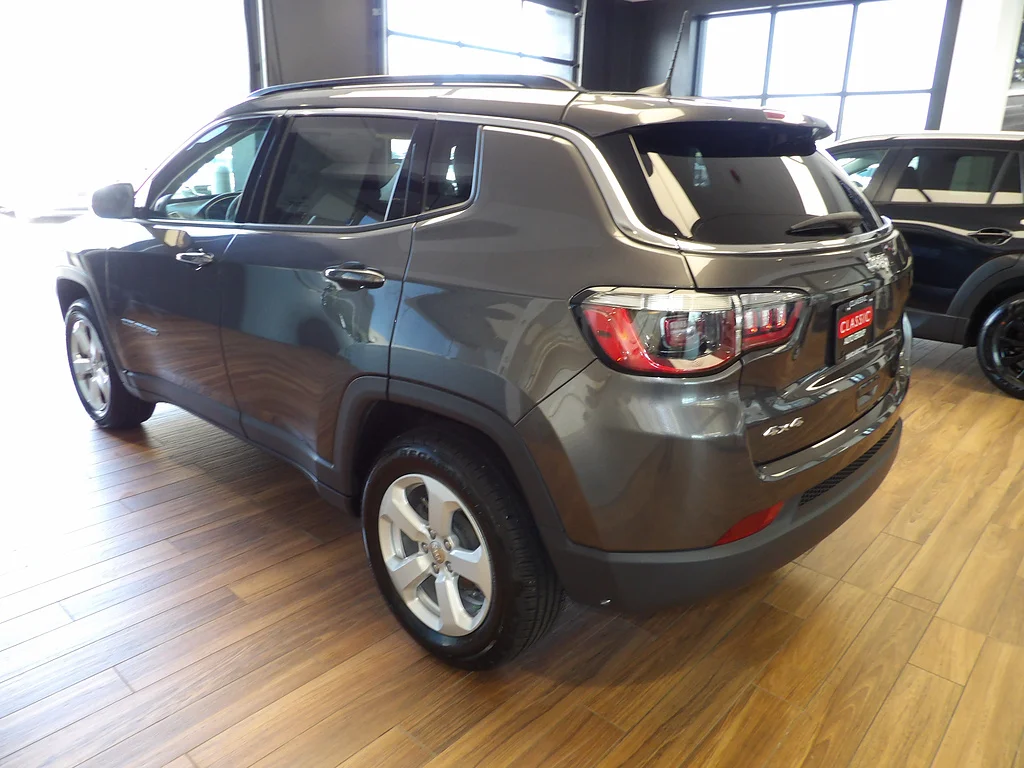 Used 2021 Granite Crystal Metallic Clear Coat Jeep Latitude image 8