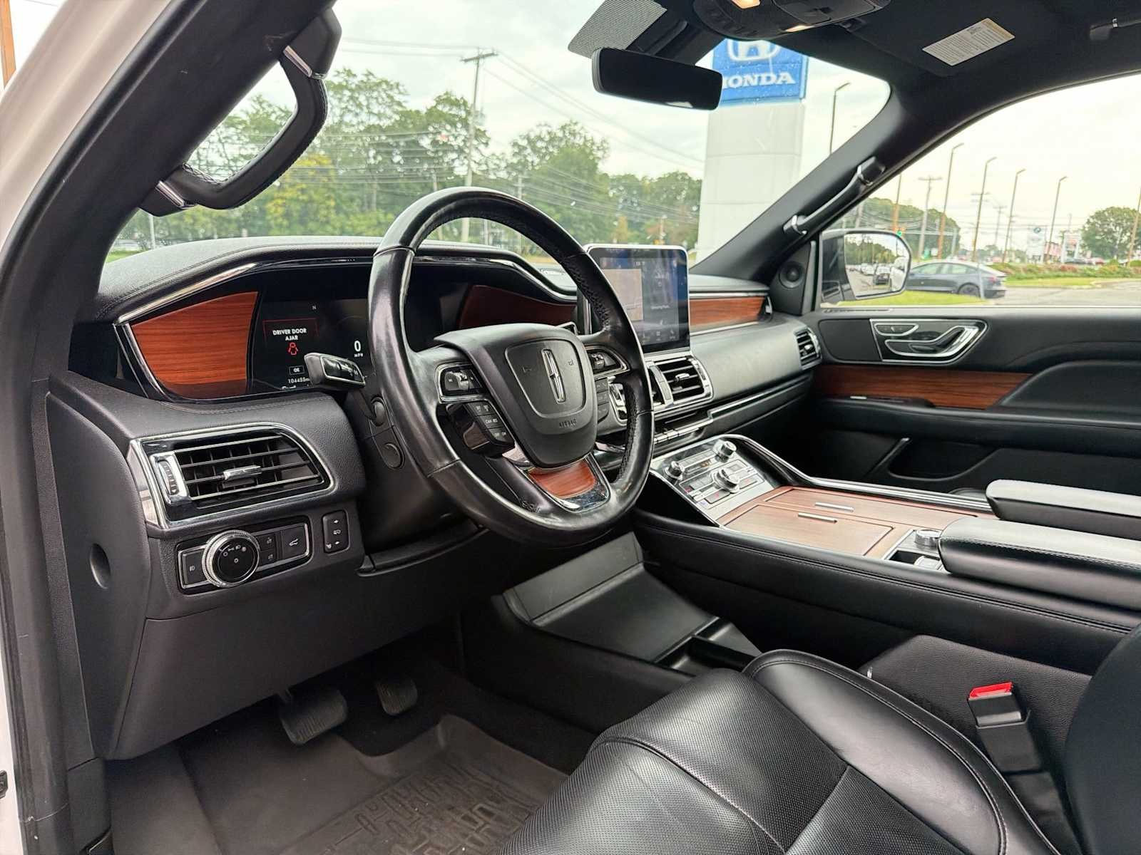 Used 2019 White Platinum Metallic Tri-Coat Lincoln Select image 10