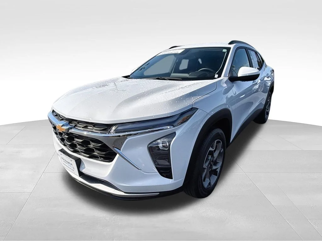 Used 2025 White Chevrolet LT image 5