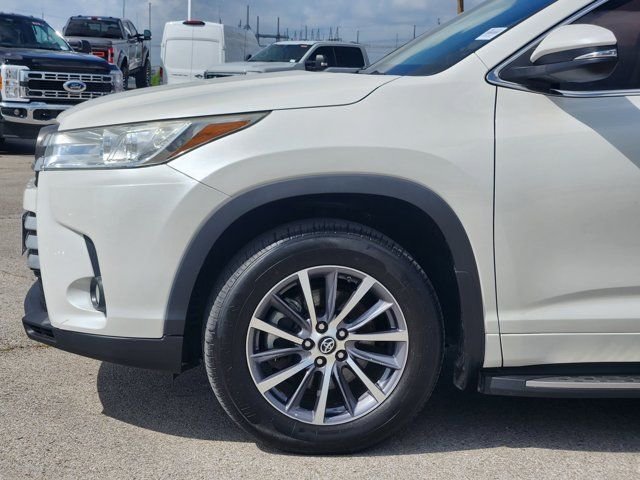 Used 2017 White Toyota XLE image 9