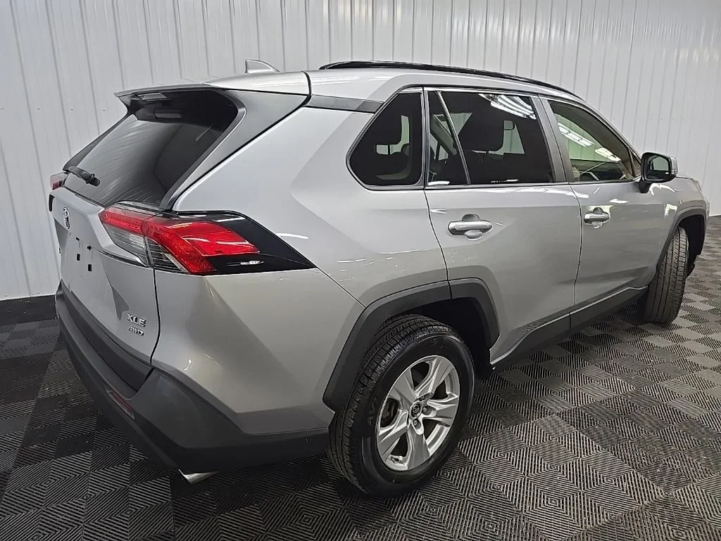 Used 2019 Silver Toyota XLE image 10