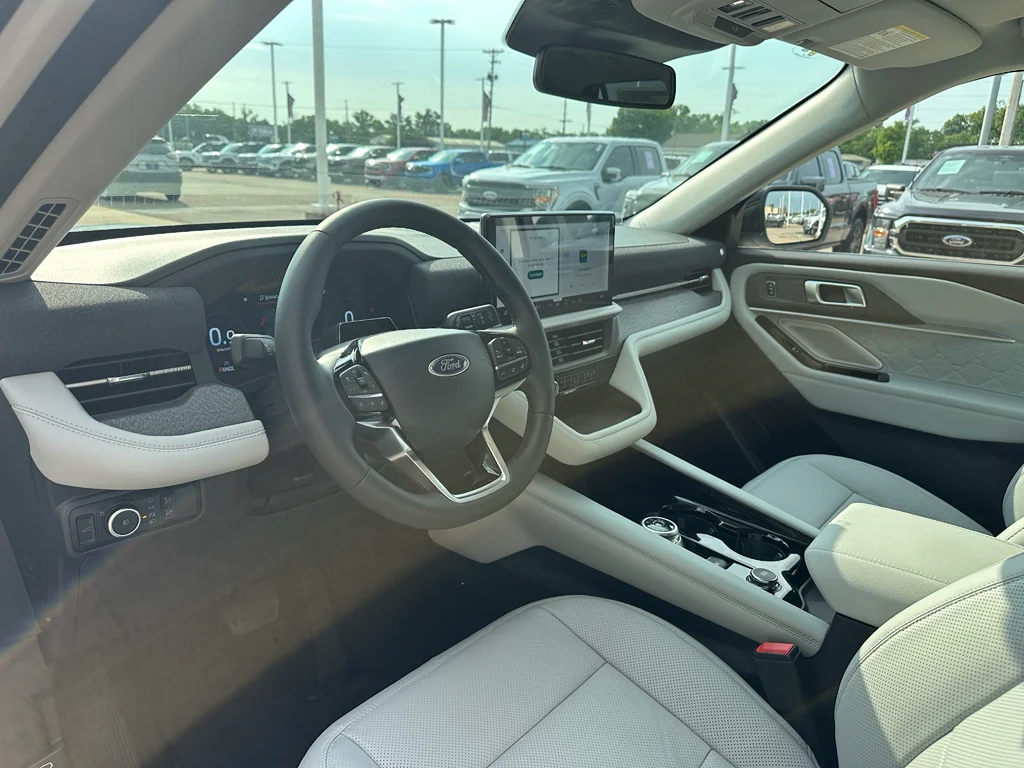 New 2026 Star White Met Tri-Coat Ford Platinum image 4
