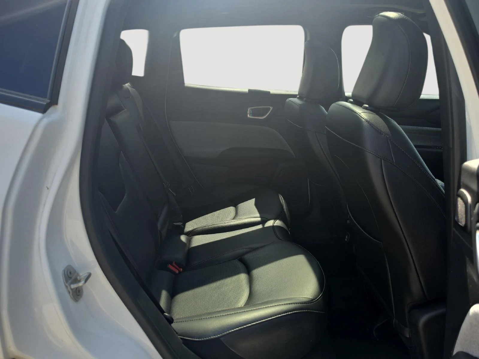 Used 2023  Jeep Latitude Lux image 15
