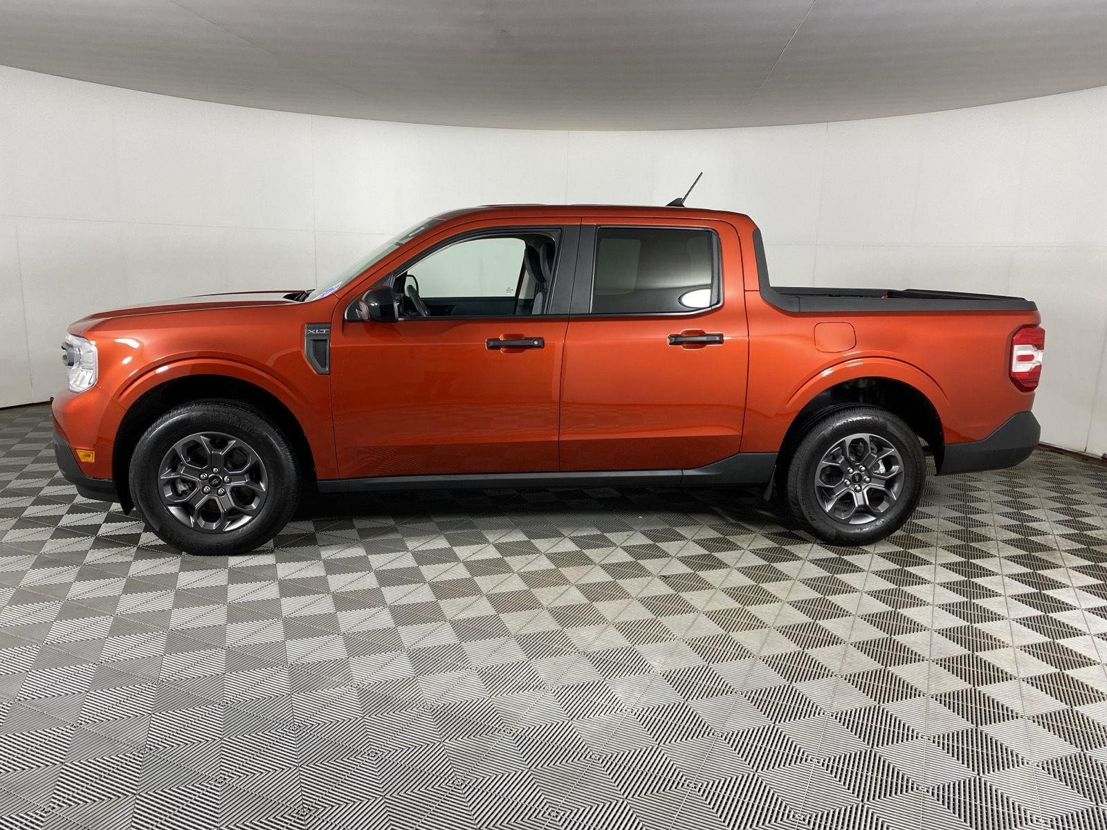 Used 2024 Hot Pepper Red Metallic Tinted Clearcoat Ford XLT image 4