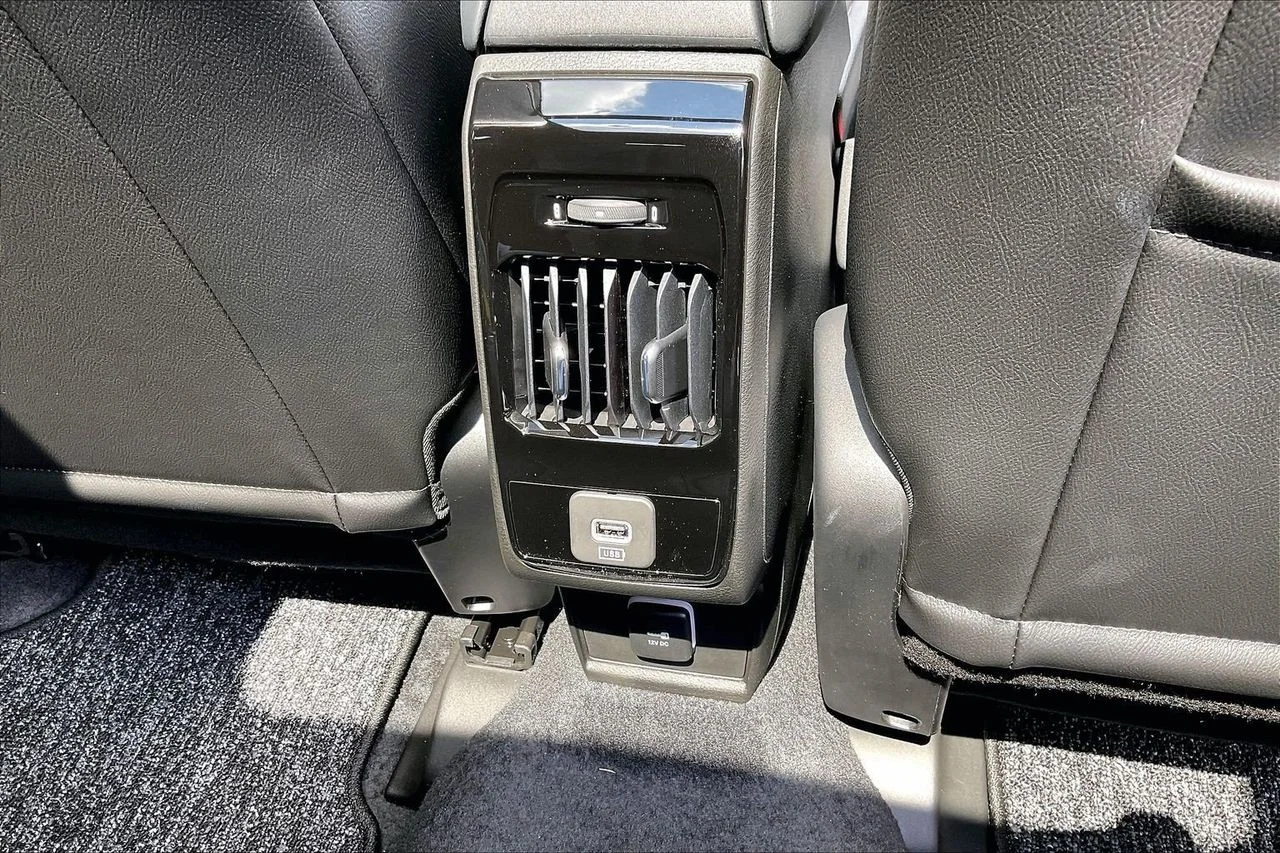 New 2026 Bright White Clearcoat Jeep Latitude image 14
