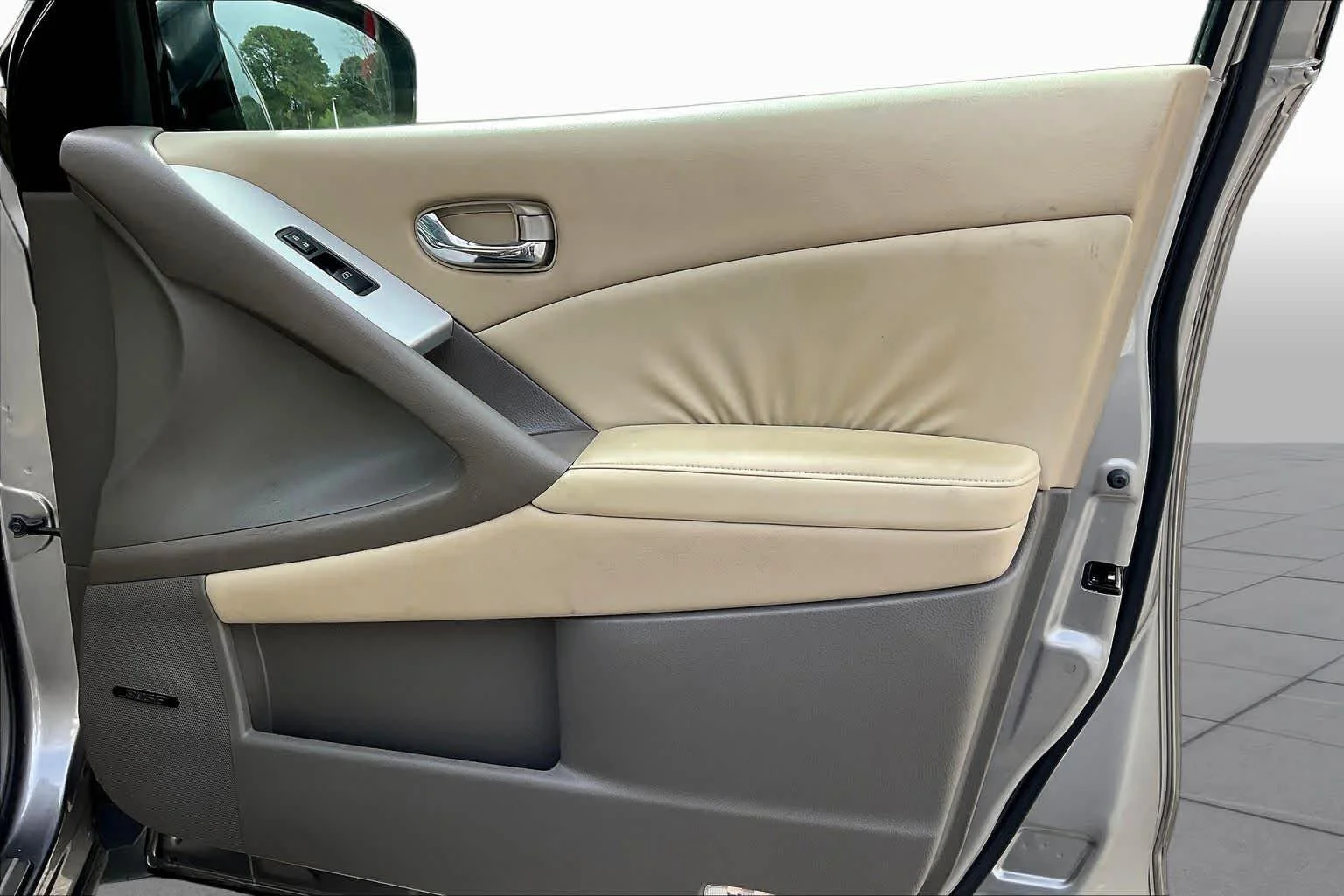 Used 2009 Platinum Graphite Nissan SL image 22