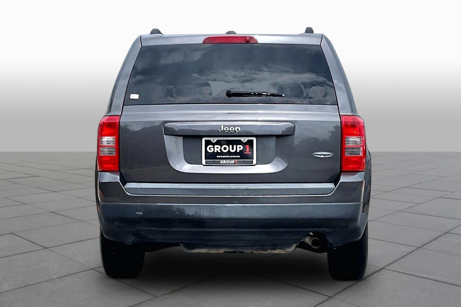 Used 2015 Granite Crystal Metallic Clearcoat Jeep High Altitude Edition image 5