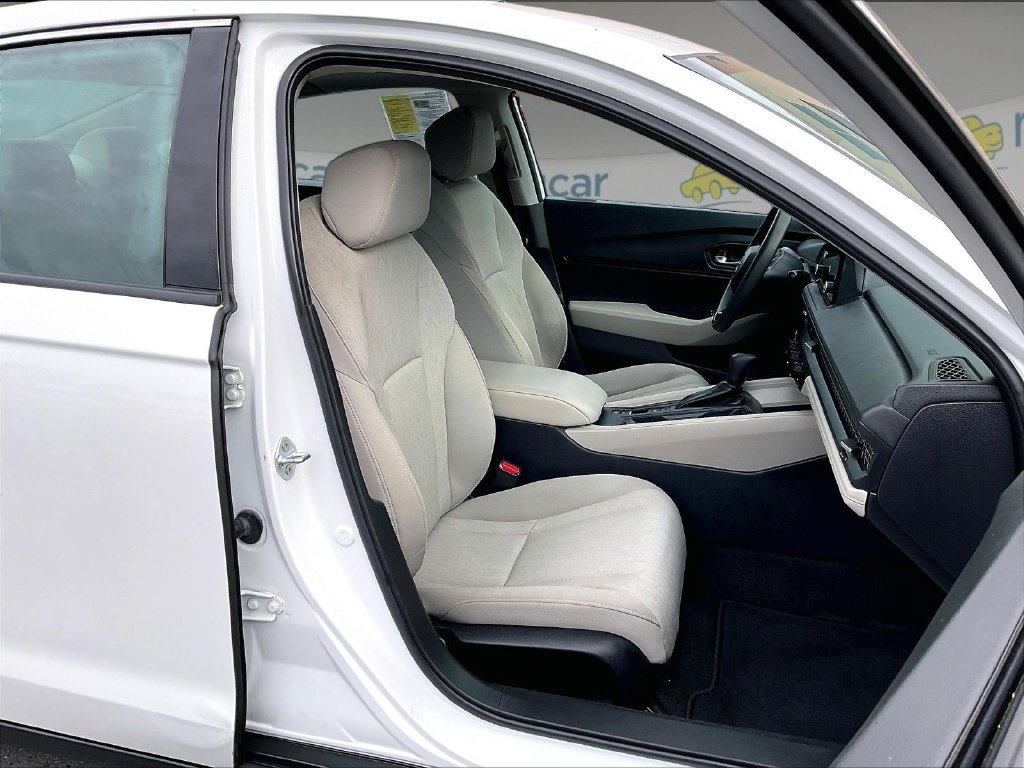 Used 2023 White Honda EX image 11
