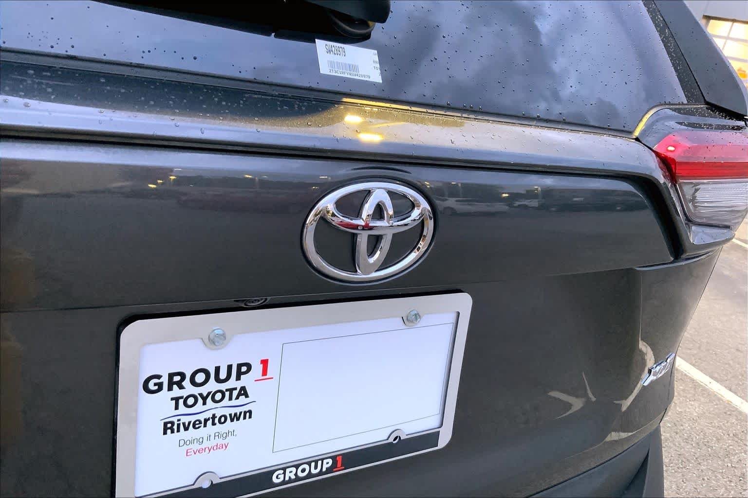 Used 2025 Magnetic Gray Metallic Toyota XLE Premium image 9