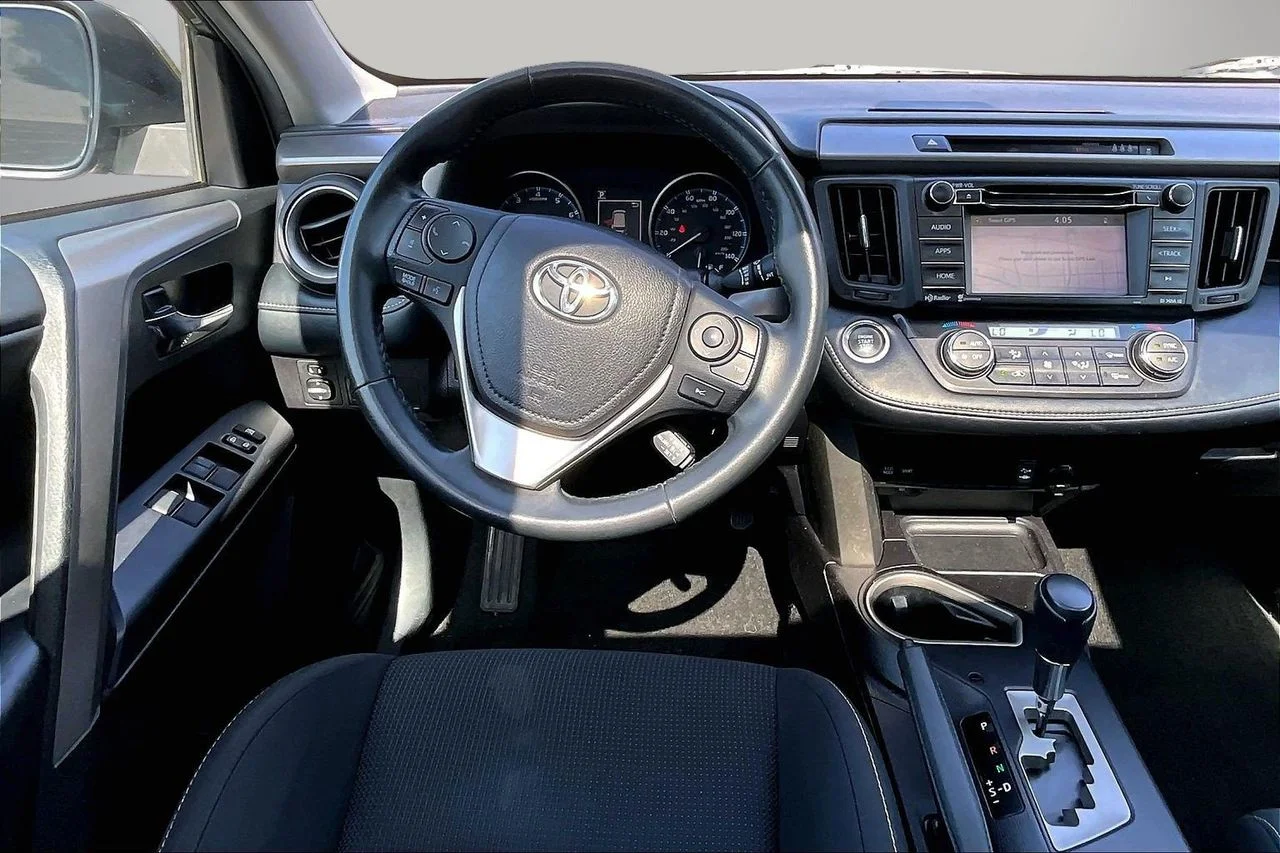 Used 2018 Gray Toyota XLE image 10