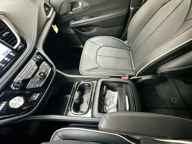 New 2027 Diamond Black Crystal Pearl-Coat Exterior Paint Chrysler Limited image 24