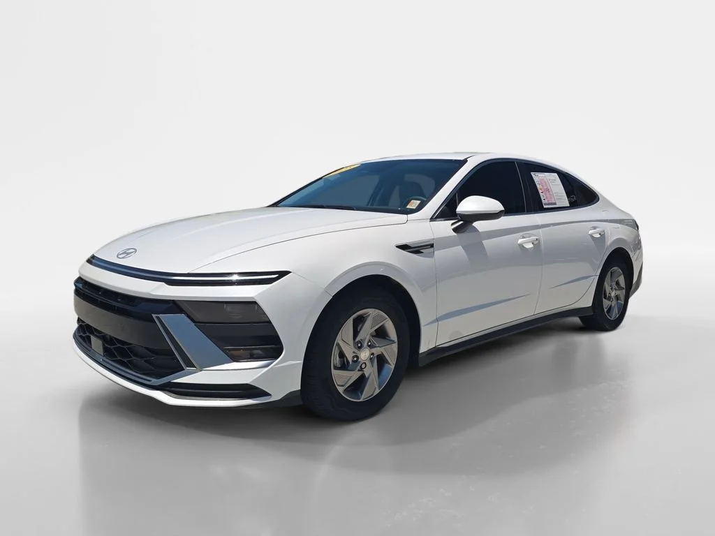 Used 2025 Serenity White Hyundai SE image 7