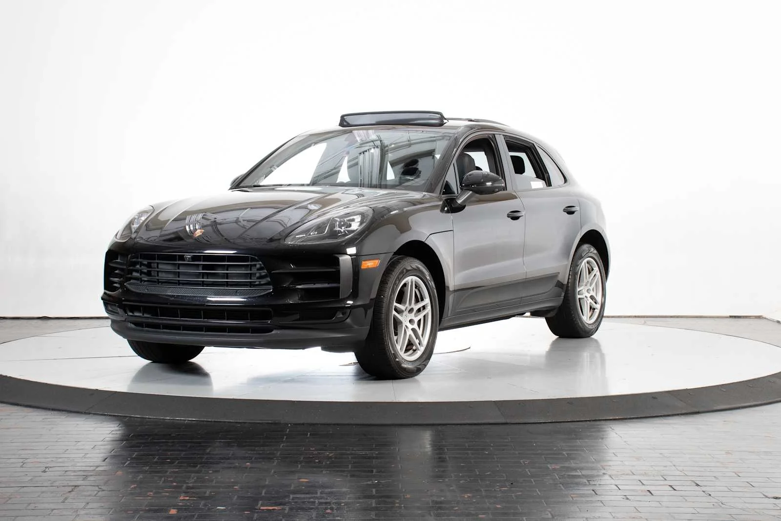2021 Porsche Macan -'s photo