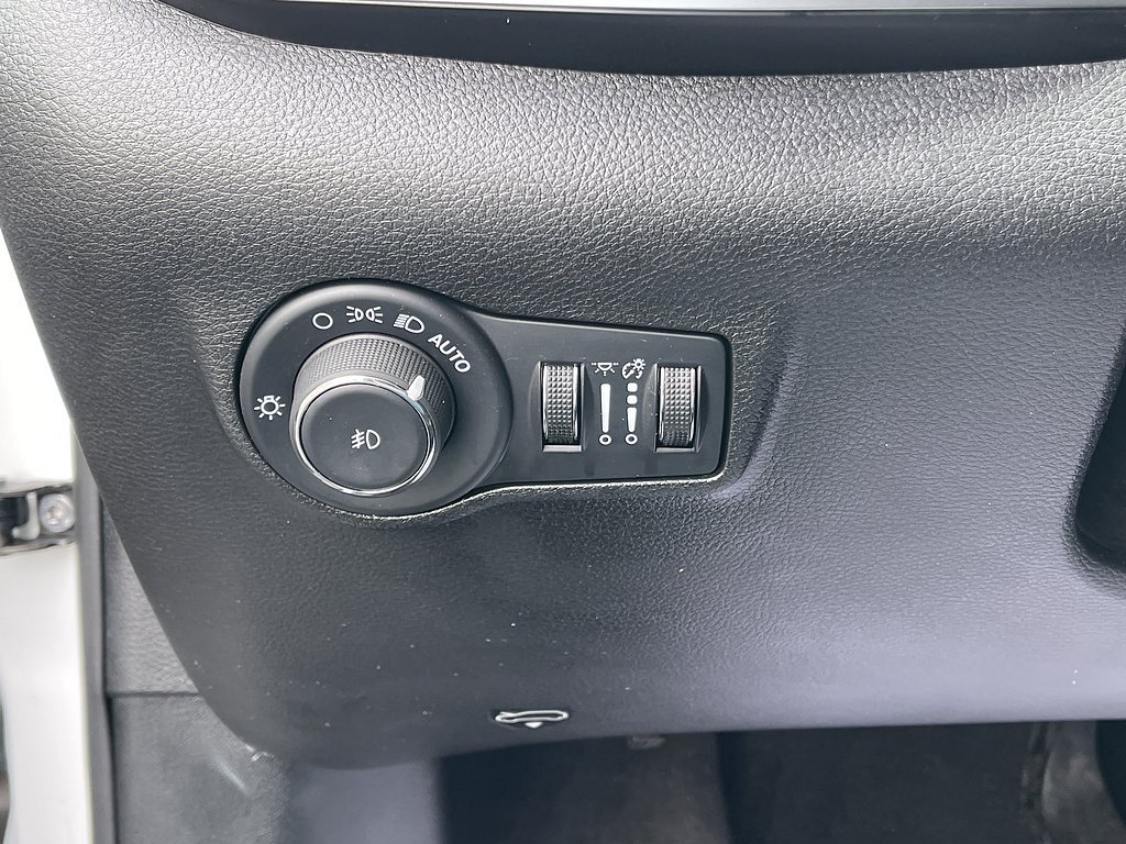 Used 2024 Bright White Clearcoat Jeep Latitude image 29