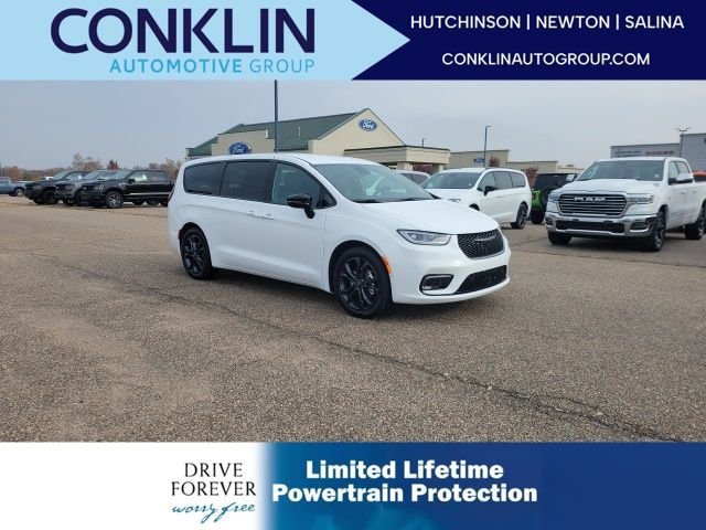 2026 Chrysler Pacifica Select's photo