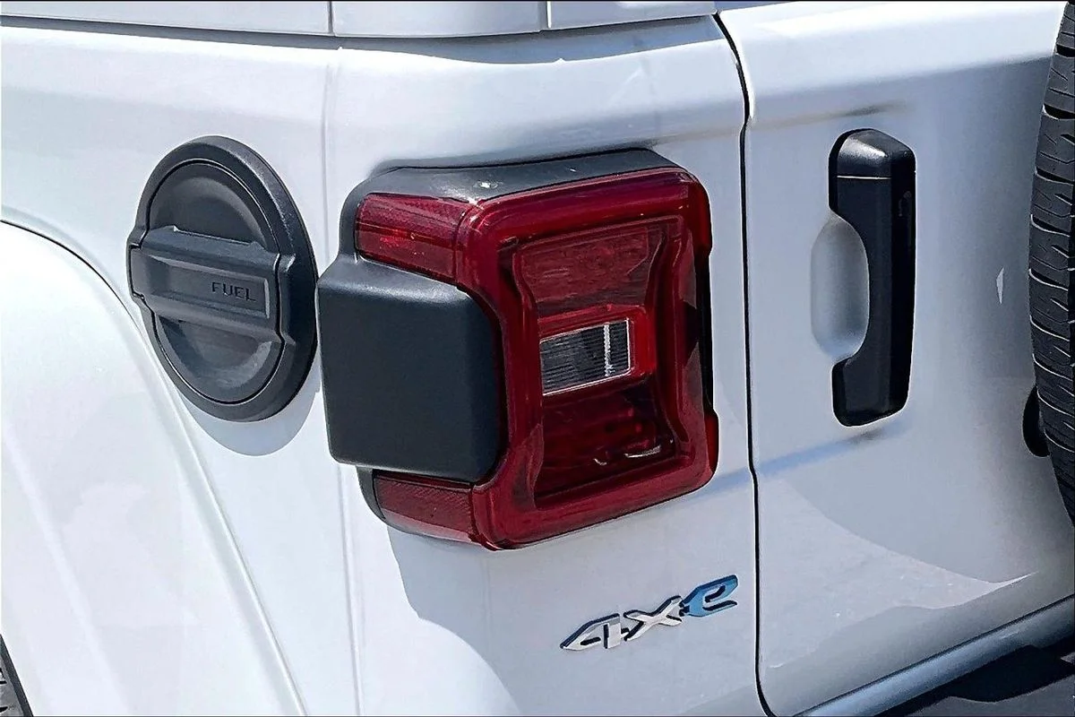 Used 2024  Jeep Sahara 4xe image 23