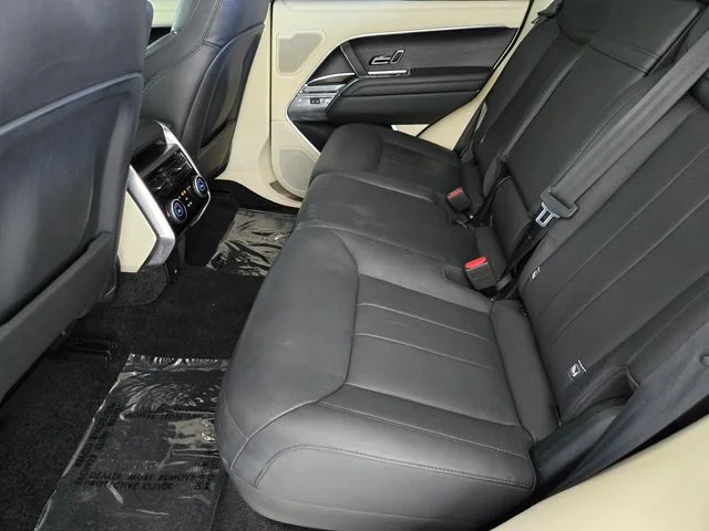 Used 2023 White Land Rover SE image 5