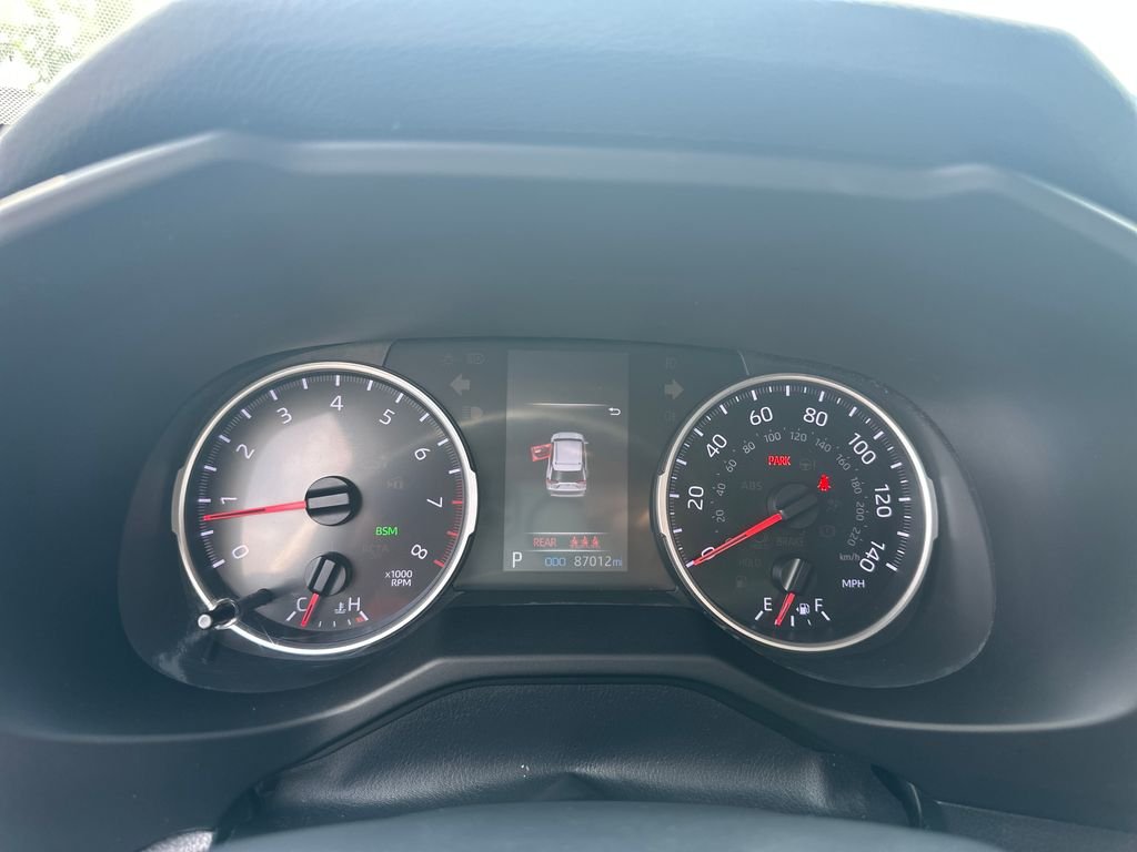 Used 2020 White Toyota LE image 18