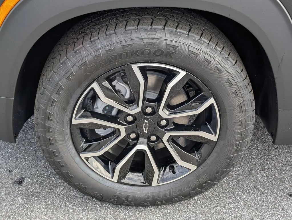 New 2026 Mosaic Black Metallic Chevrolet ACTIV image 13