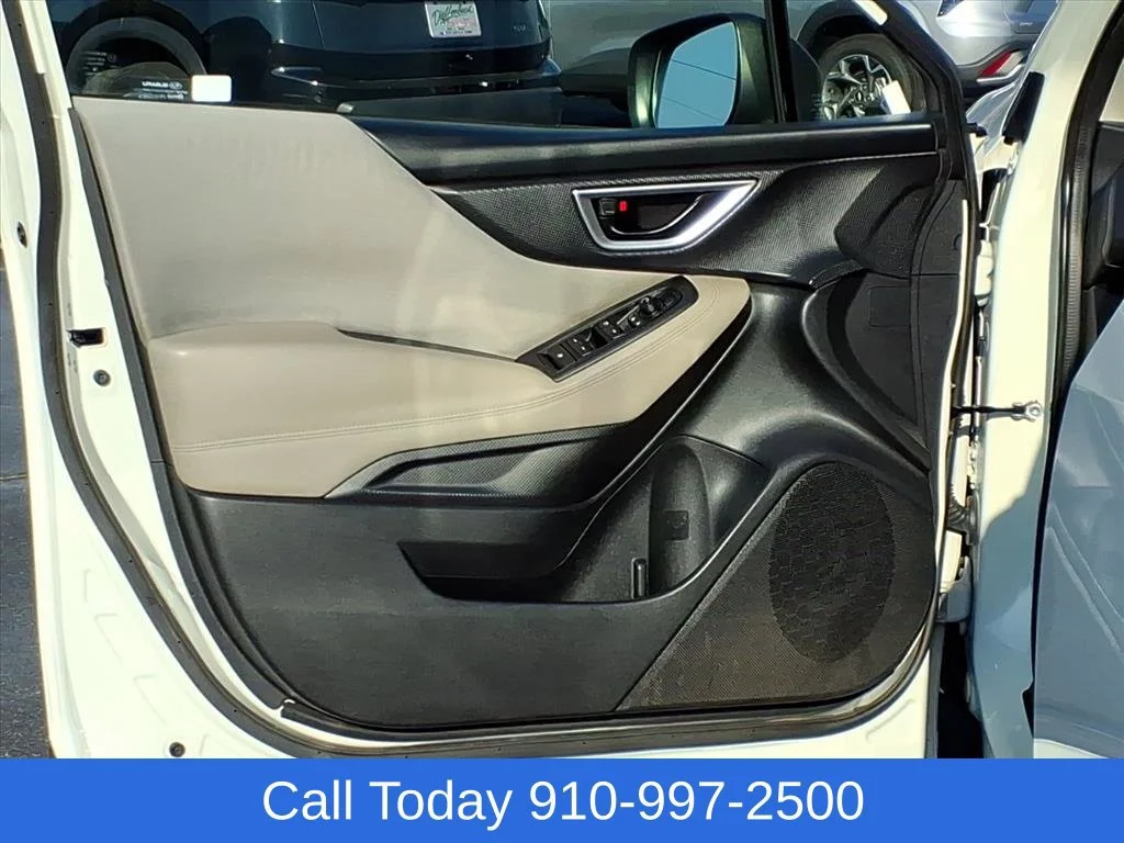 Used 2023 White Subaru  image 12