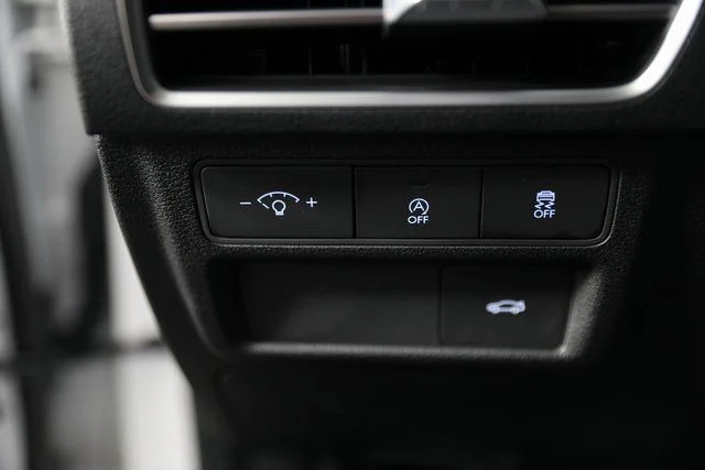 Used 2025 White Hyundai SE image 10