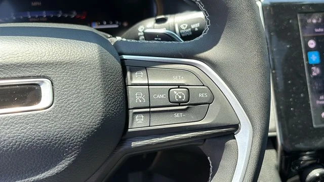 Used 2023 White Jeep Altitude image 14