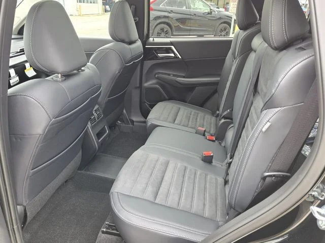 2025 Mitsubishi Outlander Plug-in Hybrid SE - Photo 10