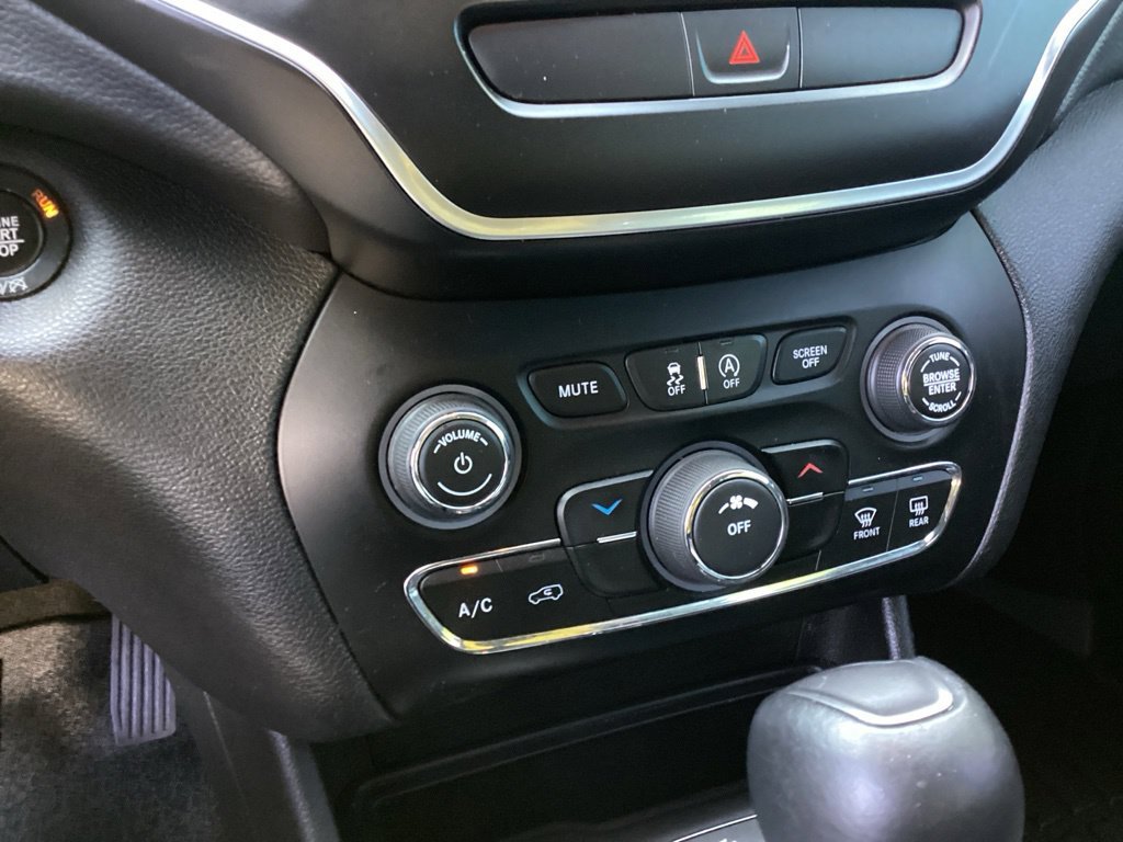 Used 2019 White Jeep Latitude Plus image 14