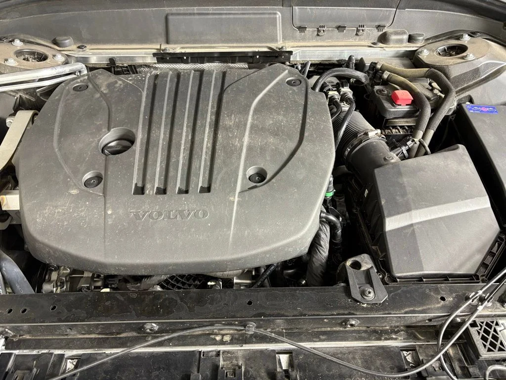 Used 2024 Onyx Black Metallic Volvo Core image 39