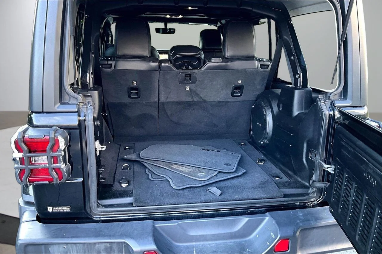 Used 2021 Black Jeep Sahara image 24