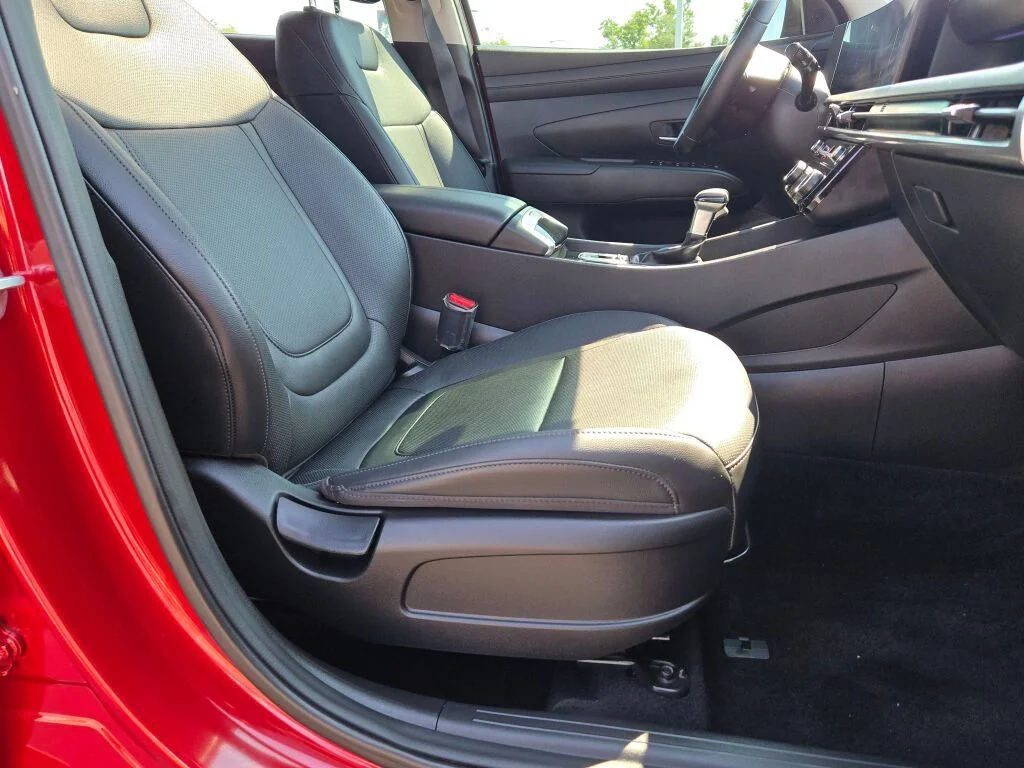 Used 2025 Red Hyundai SEL Convenience image 4