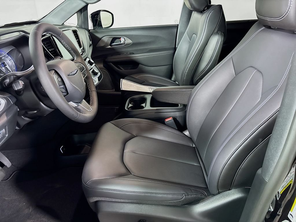 2026 Chrysler Pacifica Select - Photo 11