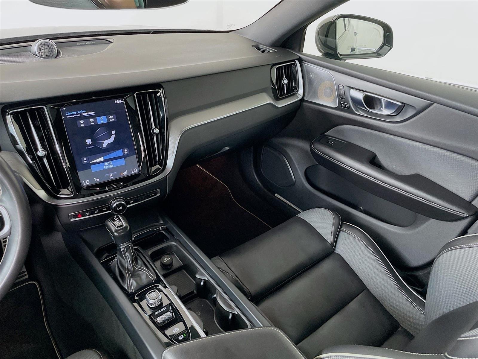 Used 2019 Pebble Grey Metallic Volvo R-Design image 27